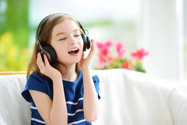 Little girl listening to music — Stock Photo, Image