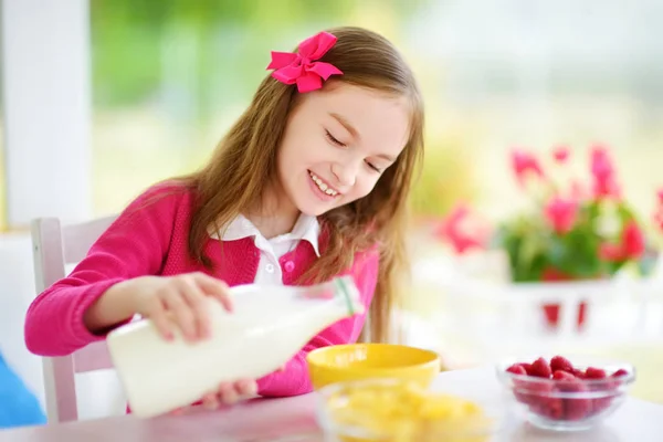 Liten flicka äta corn flakes — Stockfoto