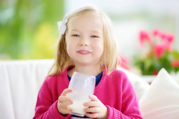 Little girl drinking organic milk — Stock Photo, Image