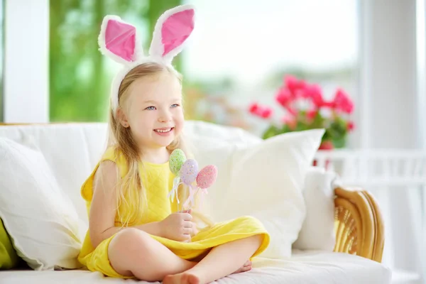 Dziewczyna gra polowanie na jajka na Wielkanoc — Zdjęcie stockowe
