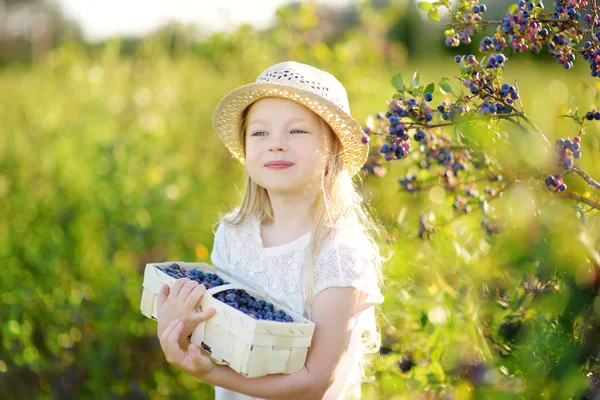 Kis lány kitárolási friss bogyós gyümölcsök — Stock Fotó