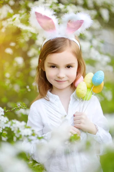 Kleine meisje vieren Pasen buitenshuis — Stockfoto