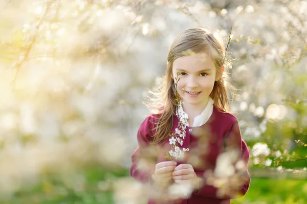 Fille en fleurs cerisier jardin — Photo