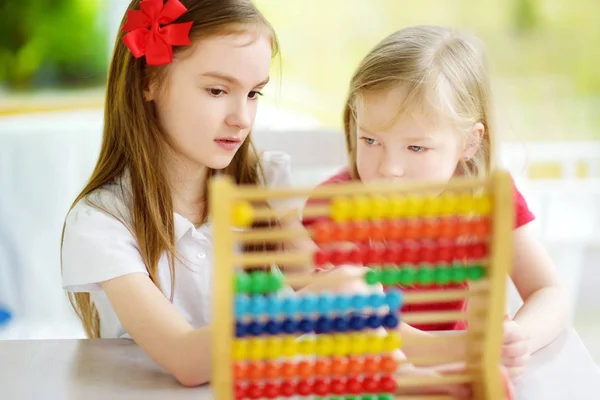 Kleine Mädchen spielen mit Abakus — Stockfoto