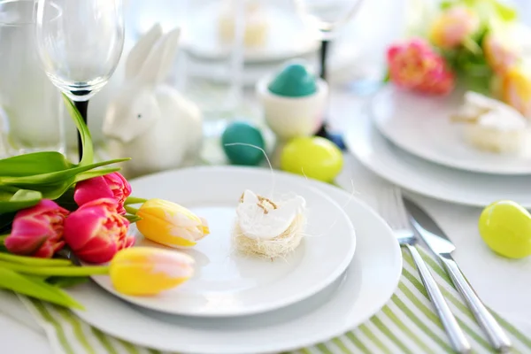 Paskalya kutlaması için güzel bir masa. — Stok fotoğraf