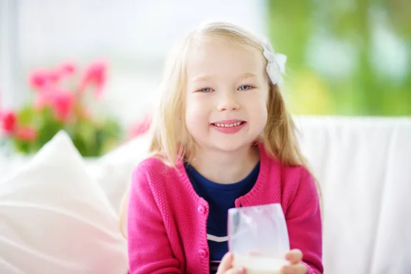 Meisje, drinken van biologische melk — Stockfoto