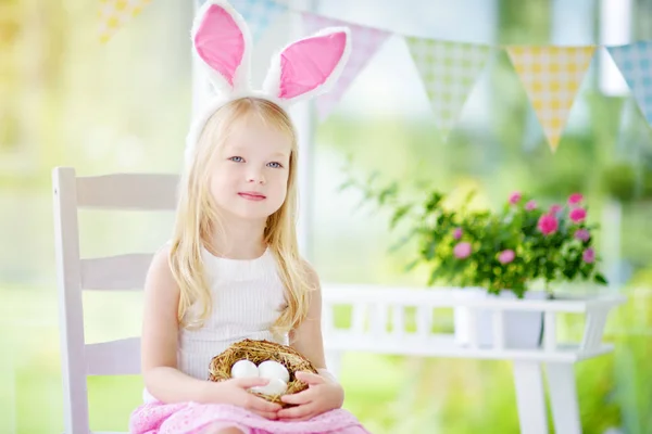 Lány játszik a húsvéti tojás vadászat — Stock Fotó