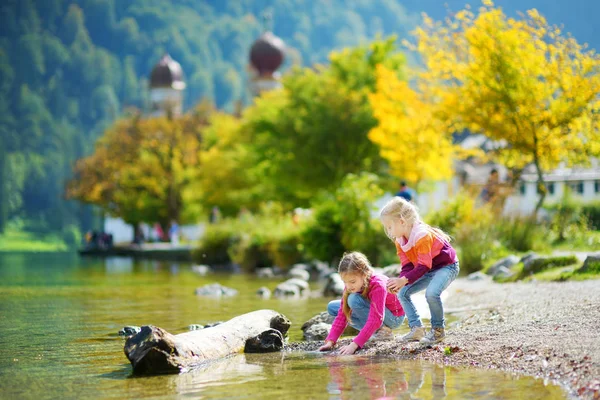 Konigssee göl kenarında oynayan kız — Stok fotoğraf