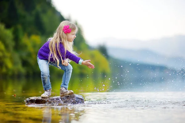 여자 Hallstatter 참조 호수에서 재생 — 스톡 사진