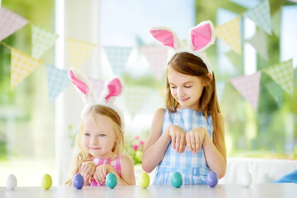 Sœurs jouant à la chasse aux œufs à Pâques — Photo