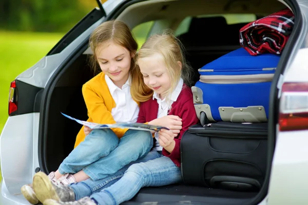 Gadis kecil duduk di dalam mobil — Stok Foto