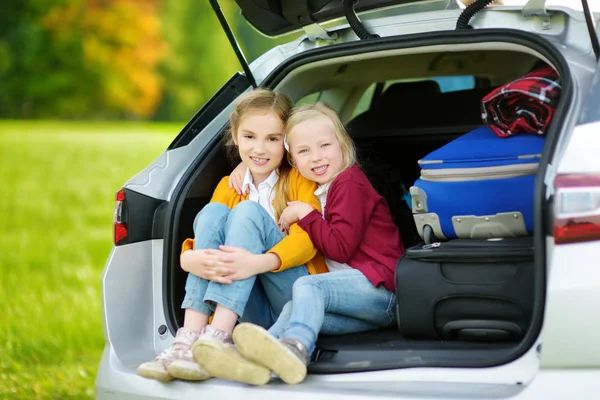 Gadis kecil duduk di dalam mobil — Stok Foto