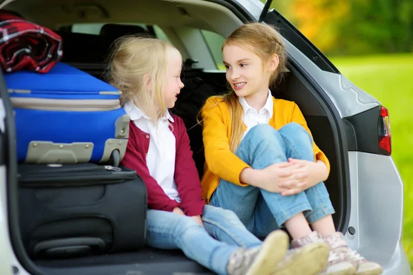 Маленькие девочки сидят в машине — стоковое фото