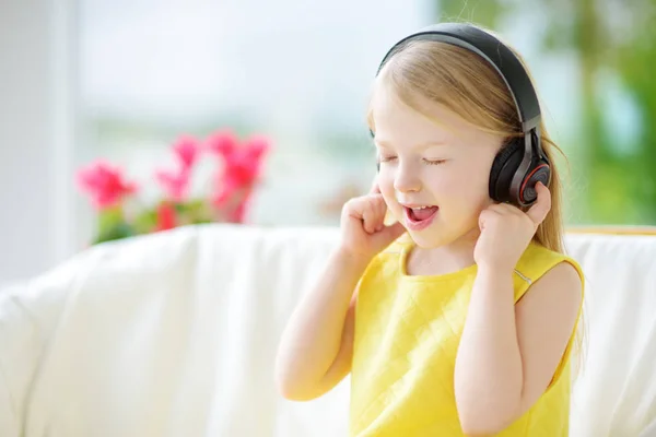 Little girl listening to music — Stock Photo, Image