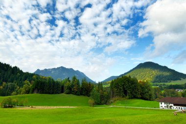 Bavyera Alpleri arka plan üzerinde doğal görünümü görkemli Dağları ile. Bavyera, Almanya.