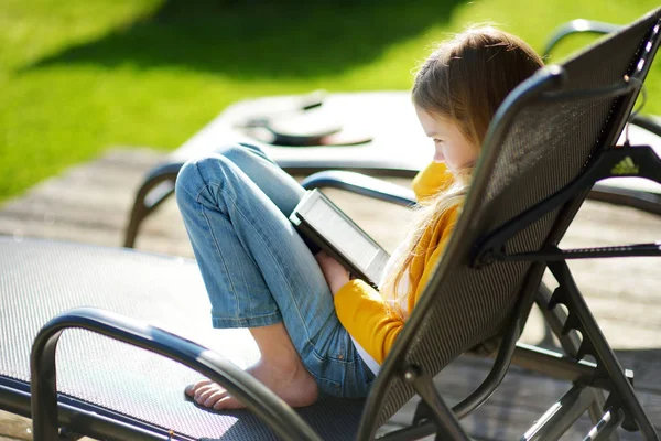 Carina Bambina Seduta Giardino Leggere Ebook Sulla Soleggiata Sera Estate — Foto Stock