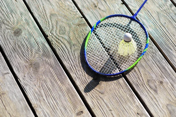 Badmintonschläger Und Federball Auf Holzgrund — Stockfoto