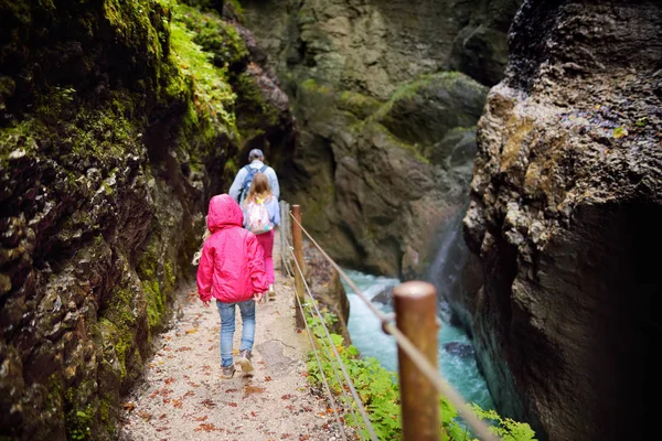 Eau Bleue Coulant Dans Les Gorges Partnach Partnachklamm Incisée Par — Photo