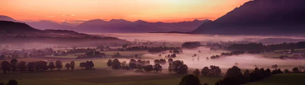 Betagende Morgen Landskab Lille Bayersk Landsby Dækket Tåge Scenic Visning - Stock-foto