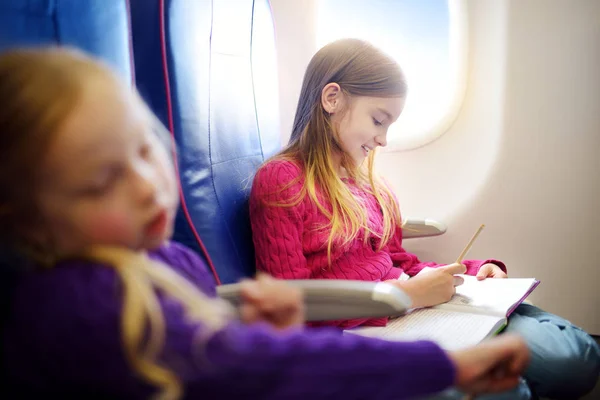 Meninas Adoráveis Viajando Avião Criança Sentada Janela Aeronave Desenhando Quadro — Fotografia de Stock