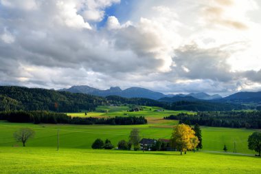 Bavyera Alpleri arka plan üzerinde doğal görünümü görkemli Dağları ile. Bavyera, Almanya.