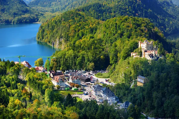 Híres Hohenschwangau Kastély Egy Robosztus Hegy Felett Falu Hohenschwangau Közelében — Stock Fotó