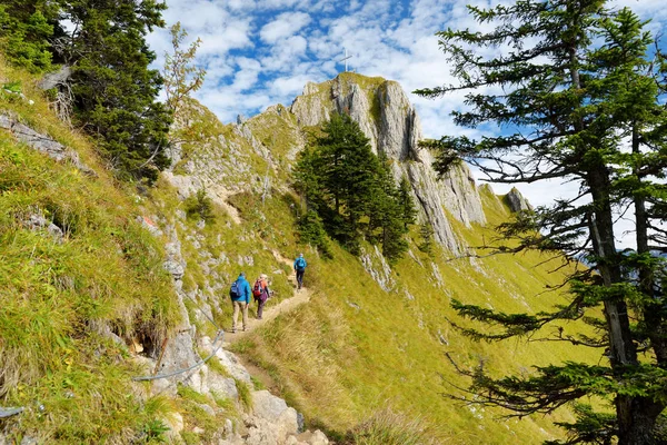 Los Turistas Una Ruta Senderismo Pintoresca Montaña Tegelberg Una Parte — Foto de Stock