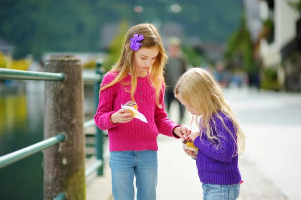 Dwie Małe Dziewczynki Idąc Ulicami Miasta Nad Jeziorem Hallstatt Austriackich — Zdjęcie stockowe