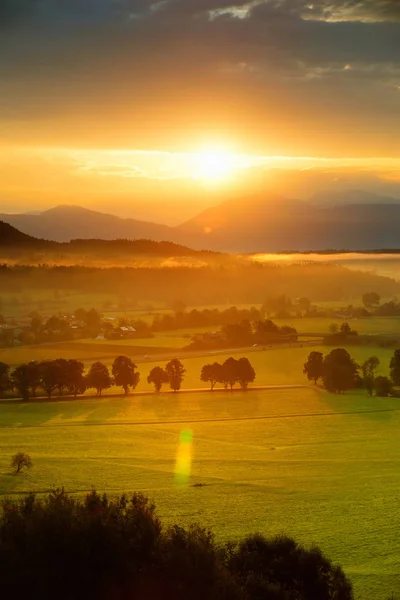 Atemberaubende Morgenlandschaft Eines Kleinen Bayerischen Dorfes — Stockfoto