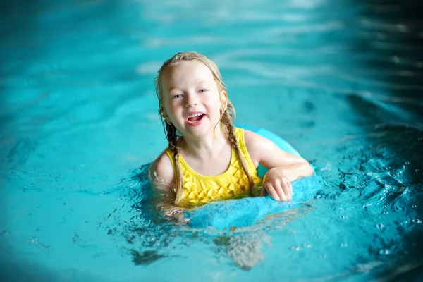 Menina Bonito Brincando Com Anel Inflável Piscina Interior Criança Aprendendo — Fotografia de Stock