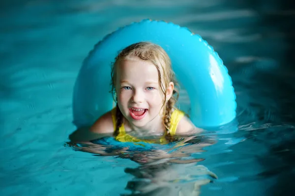 Menina Bonito Brincando Com Anel Inflável Piscina Interior Criança Aprendendo — Fotografia de Stock