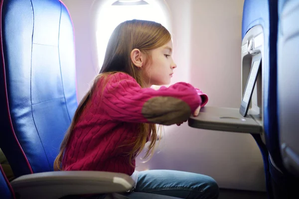 Criança Adorável Viajando Avião Menina Sentada Janela Avião Lendo Seu — Fotografia de Stock