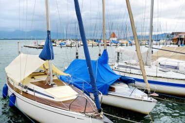Lindau, sahil Bodensee Gölü, Bavyera, Almanya, bulutlu sonbahar gününde bir şehirde bir liman güzel yatlar