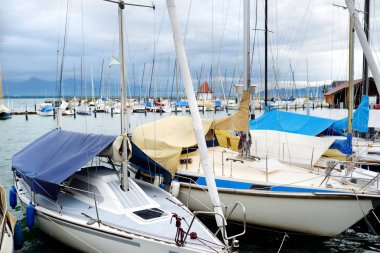 Lindau, sahil Bodensee Gölü, Bavyera, Almanya, bulutlu sonbahar gününde bir şehirde bir liman güzel yatlar