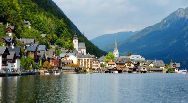 Sonbaharın güzel gün doğal görünümü güzel bir akşam ışığında Avusturya Alpleri'nde Hallstatt lakeside şehrin. Hallstatt, üzerinde Hallstatter görmek, Gmunden bölge bir Pazar kasabasında yer alan.