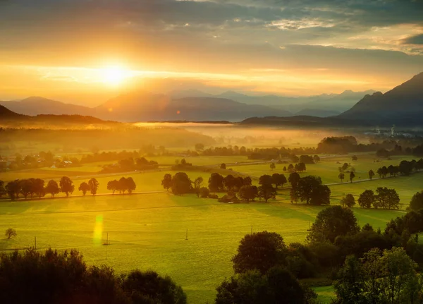 Fantastisk Morgon Landskap Små Bayerska Byn Täckt Dimma Vacker Utsikt — Stockfoto