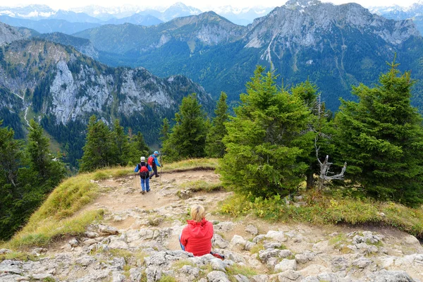 Turistas Trilhas Caminhada Pitoresca Montanha Tegelberg Uma Parte Dos Alpes — Fotografia de Stock