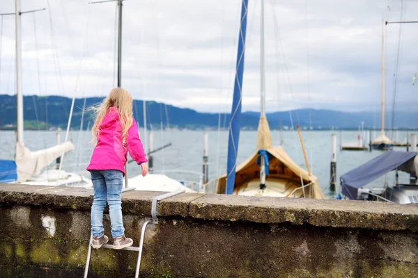 Little Girl Admiring Beautiful Yachts Harbor Lindau Town Coast Bodensee — Stock Photo, Image