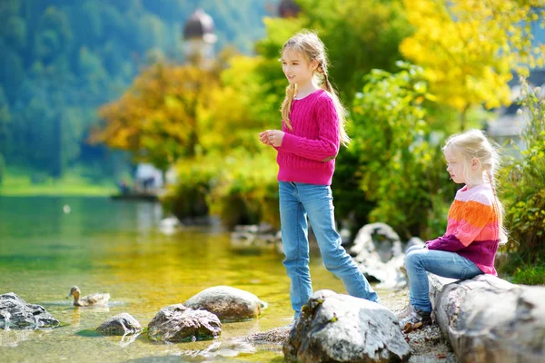 Sorelle Adorabili Che Giocano Vicino Lago Konigssee Germania Nelle Calde — Foto Stock