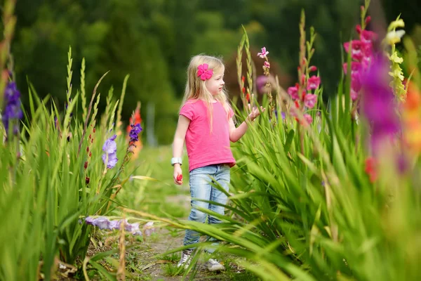 Criança Escolhendo Flores Para Sua Mãe — Fotografia de Stock