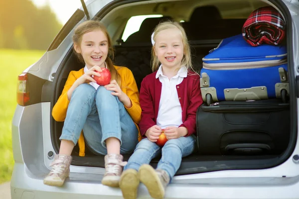 Dos Niñas Adorables Sentadas Coche Sosteniendo Manzana Roja Que Vacaciones — Foto de Stock