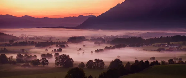 Úžasné Ráno Krajina Malé Bavorské Vesnice Kryté Mlze Malebný Pohled — Stock fotografie