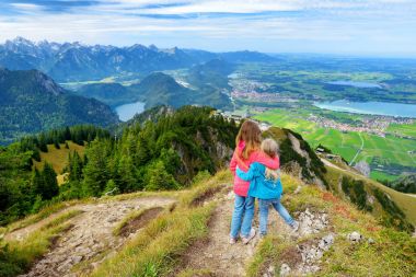 İki kız kardeş Tegelberg Dağı, Ammergau Alps, bir parçası üzerinden pitoresk manzaralarına sahip bulunan nead Fussen kasaba, Bavyera, Almanya.