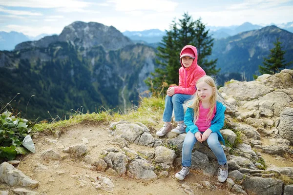 Deux Sœurs Profitant Une Vue Pittoresque Montagne Tegelberg Une Partie — Photo