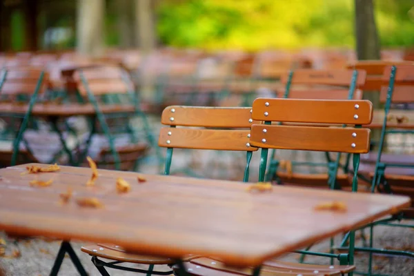 Prázdné Venkovní Kavárny Podzim Mnichov Německo Prázdné Židle Stoly Pod — Stock fotografie