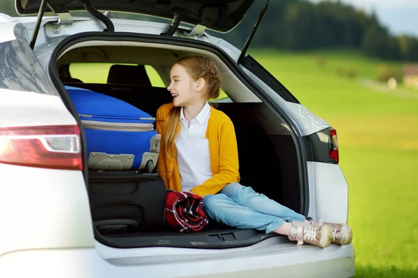 Adorable Little Girl Ready Vacations Her Parents Child Relaxing Car — Stock Photo, Image