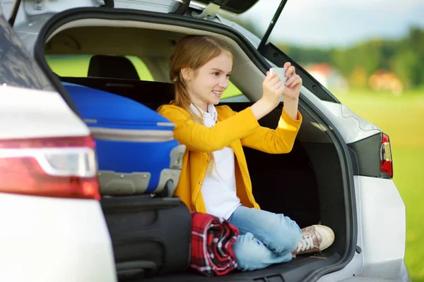 Adorable Niña Lista Para Irse Vacaciones Con Sus Padres Chico — Foto de Stock