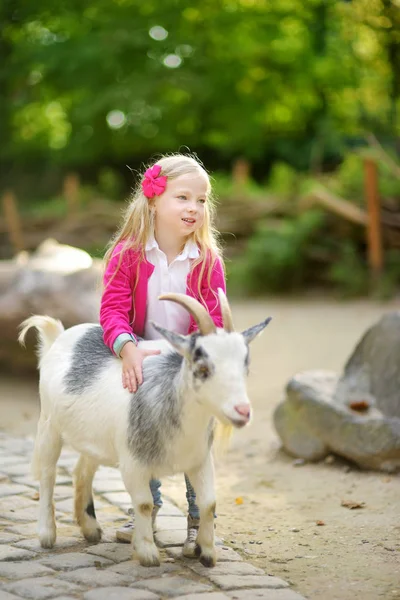 Petite Fille Mignonne Caressant Nourrissant Chèvre Zoo Pleine Longueur — Photo