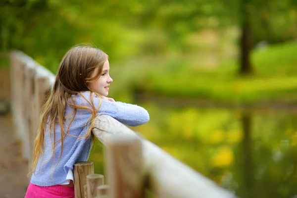 Cute Little Girl Watching Animals Zoo Warm Sunny Summer Day — Stock Photo, Image