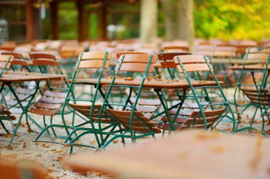 Sonbaharda Almanya boş açık kafe. Boş sandalye ve masa Sonbahar sezonu kestane ağaçları altında.